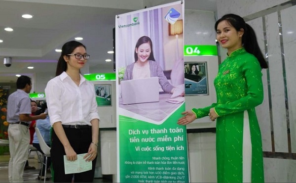 Liên hệ đến tổng đài chăm sóc khách hàng của Vietcombank để kiểm tra chi nhánh mở thẻ
