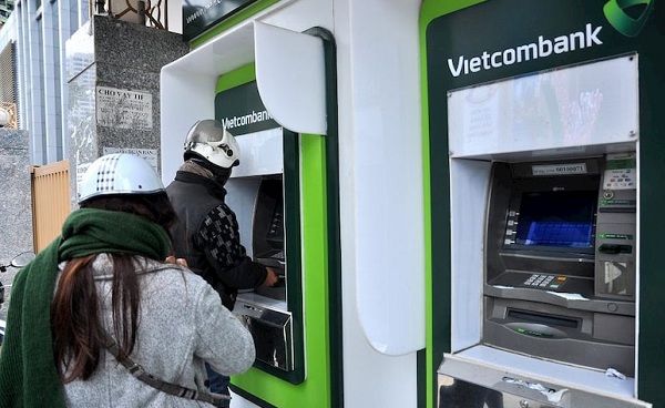 Rút tiền không cần thẻ ATM VietcomBank mất phí không?